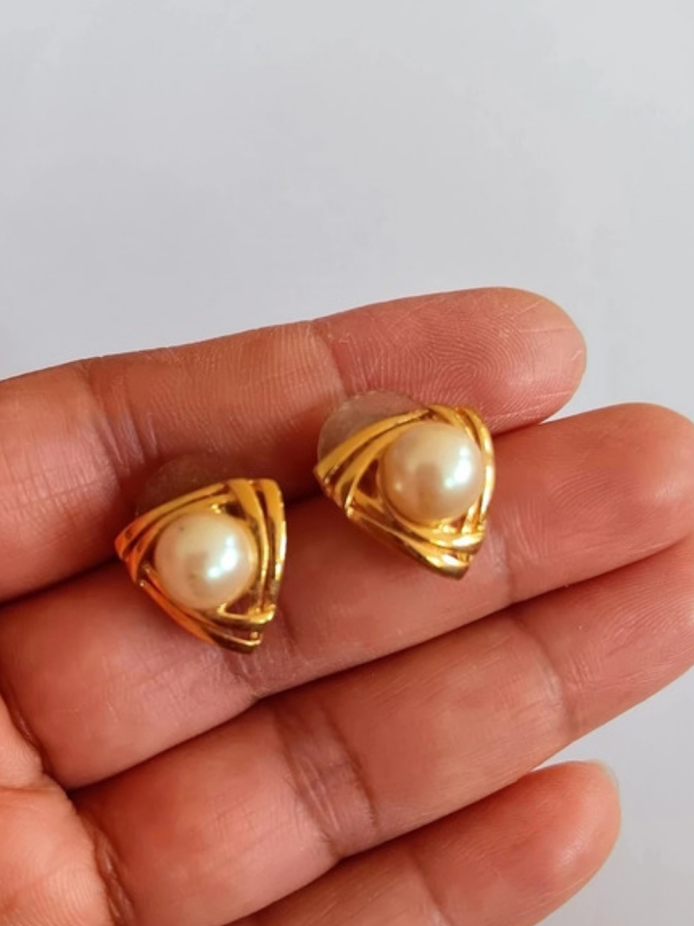 Pearl Stud Earrings in Gold & White Pearl